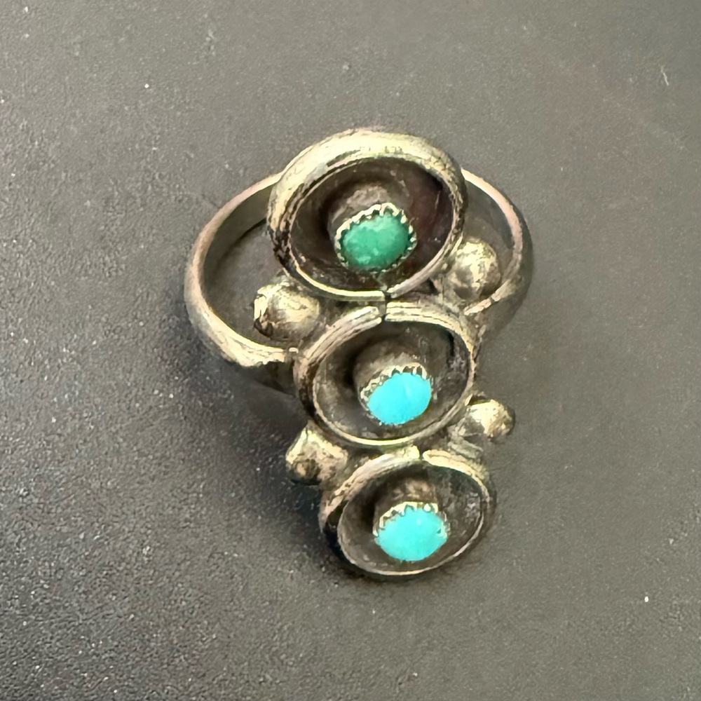 Vintage Unsigned Zuni Native American 3-Row Green Blue Turquoise Ring Size 6 4g. - Picture 4 of 14